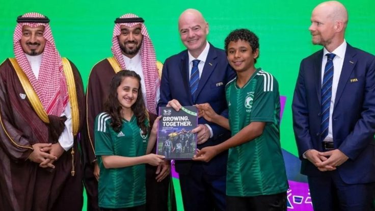 السعودية تسلم ملف كأس العالم