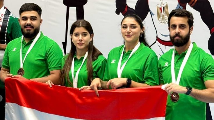 منتخب لبنان على منصة التتويج يرفع العلم اللبناني