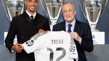 ألكسندر-أرنولد يوقع مع ريال مدريد حتى 2031